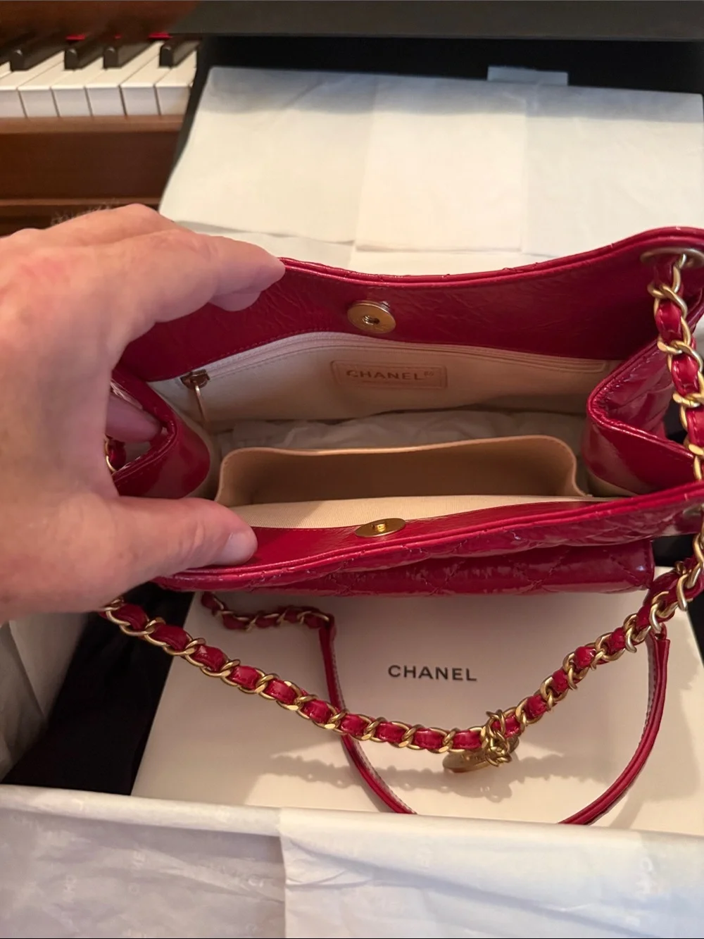 CHANEL Quilted Patent Leather Shoulder Bag in Bright Red with Gold Hardware - Picture 7 of 8